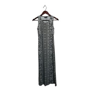 This ‎ beautiful long sleeveless dress by Discreet is size small